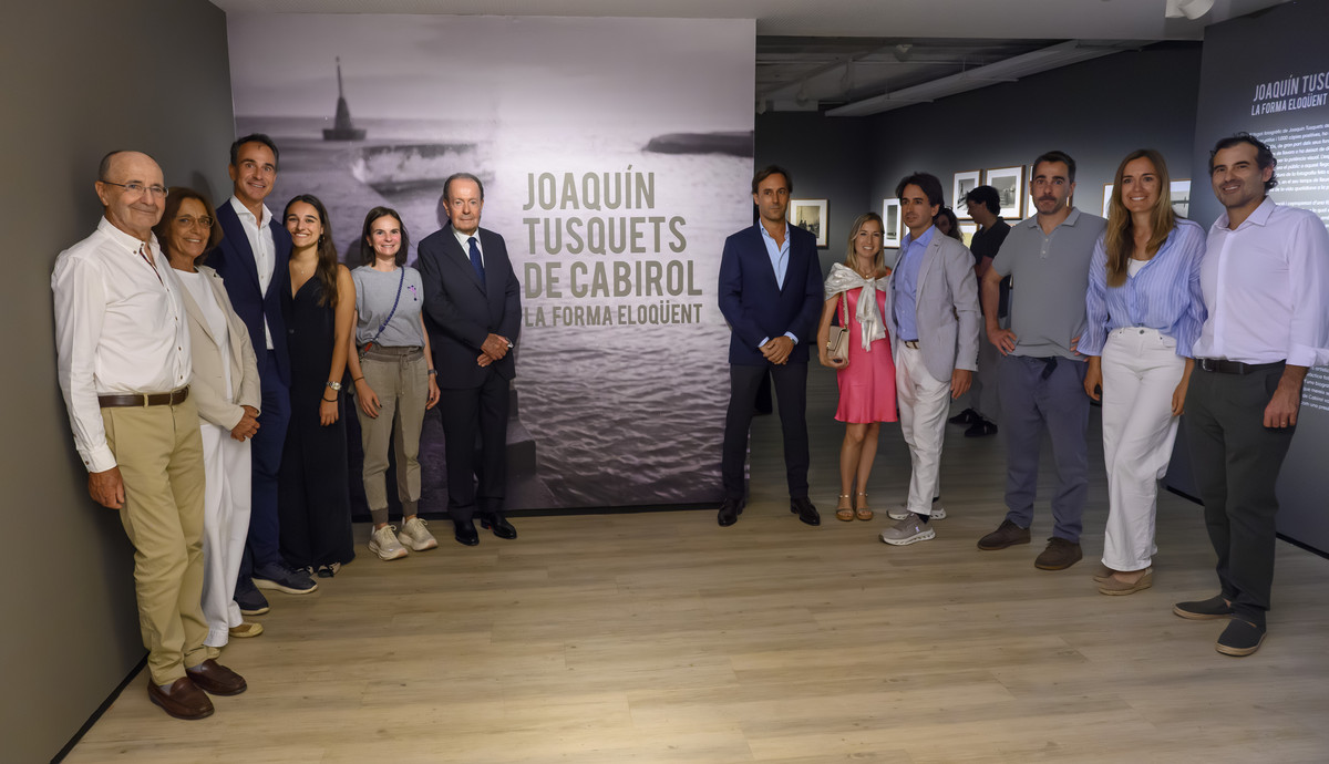La familia de Joaquín Tusquets de Cabirol reunida junto al panel de entrada de la exposición.