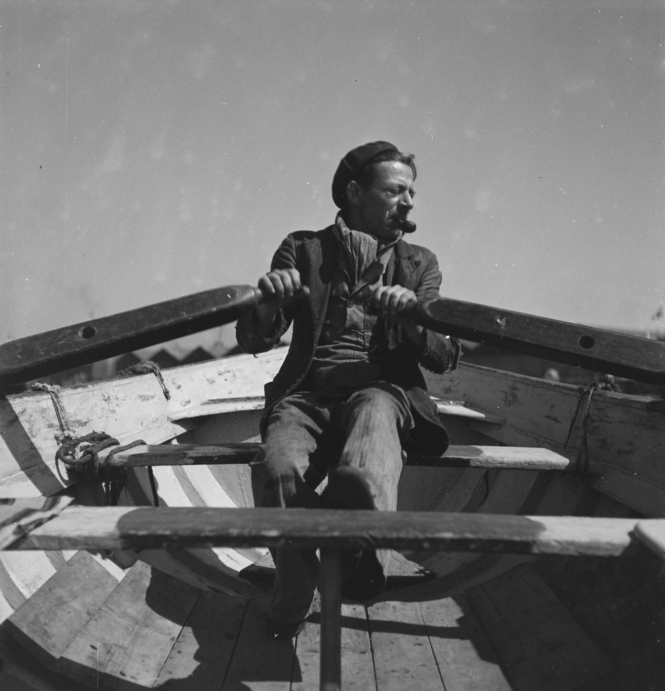 Retrato de un barquero con remos en el puerto de Barcelona, oficio marítimo de mediados del siglo XX. Joaquín Tusquets de Cabirol, c. 1950.